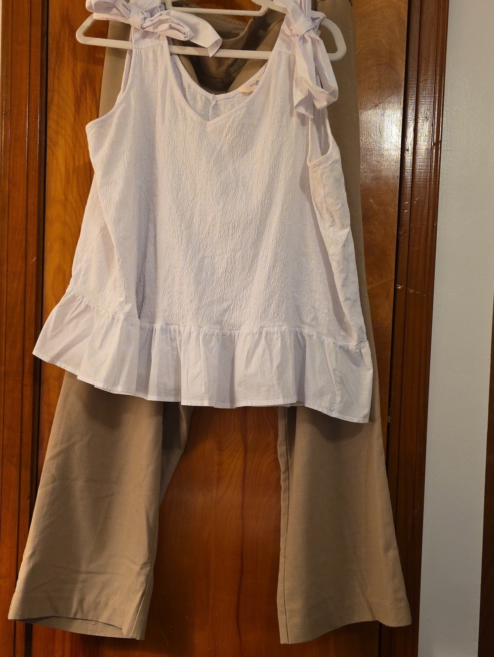 2X White Tie-Shoulder Ruffle Tank Top With Tan Pants Size 20W